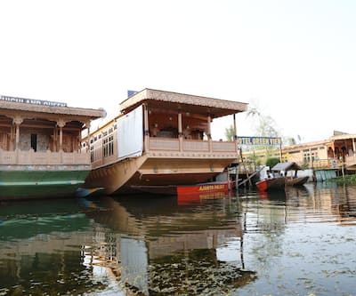 https://imgcld.yatra.com/ytimages/image/upload/t_hotel_yatra_city_desktop/v1439975584/Domestic Hotels/Hotels_Srinagar/Ajanta Group of Houseboat/CR0A1944.jpg